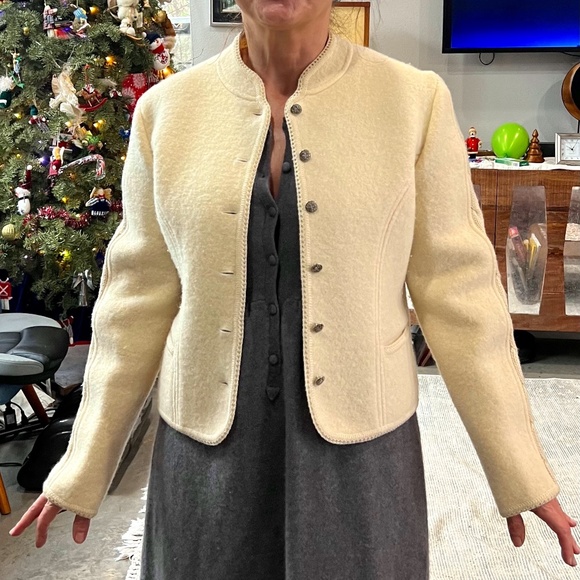 Jackets & Blazers - 100% wool cream jacket with detached fur.